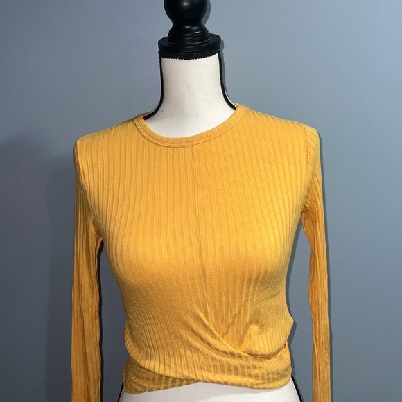 Hollister- Yellow long sleeve crop top - Picture 2 of 5